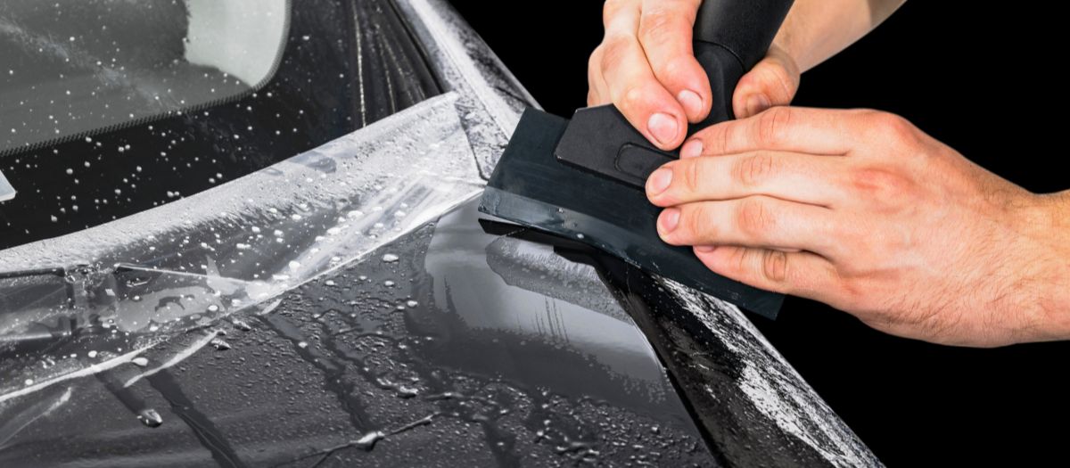 оклейка автомобиля антигравийной пленкой