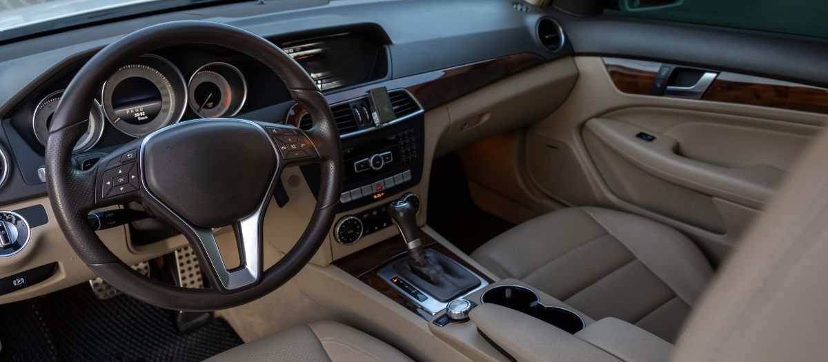 как ухаживать за кожаным салоном автомобиля