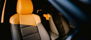Перетяжка салона автомобиля: какой материал выбрать?